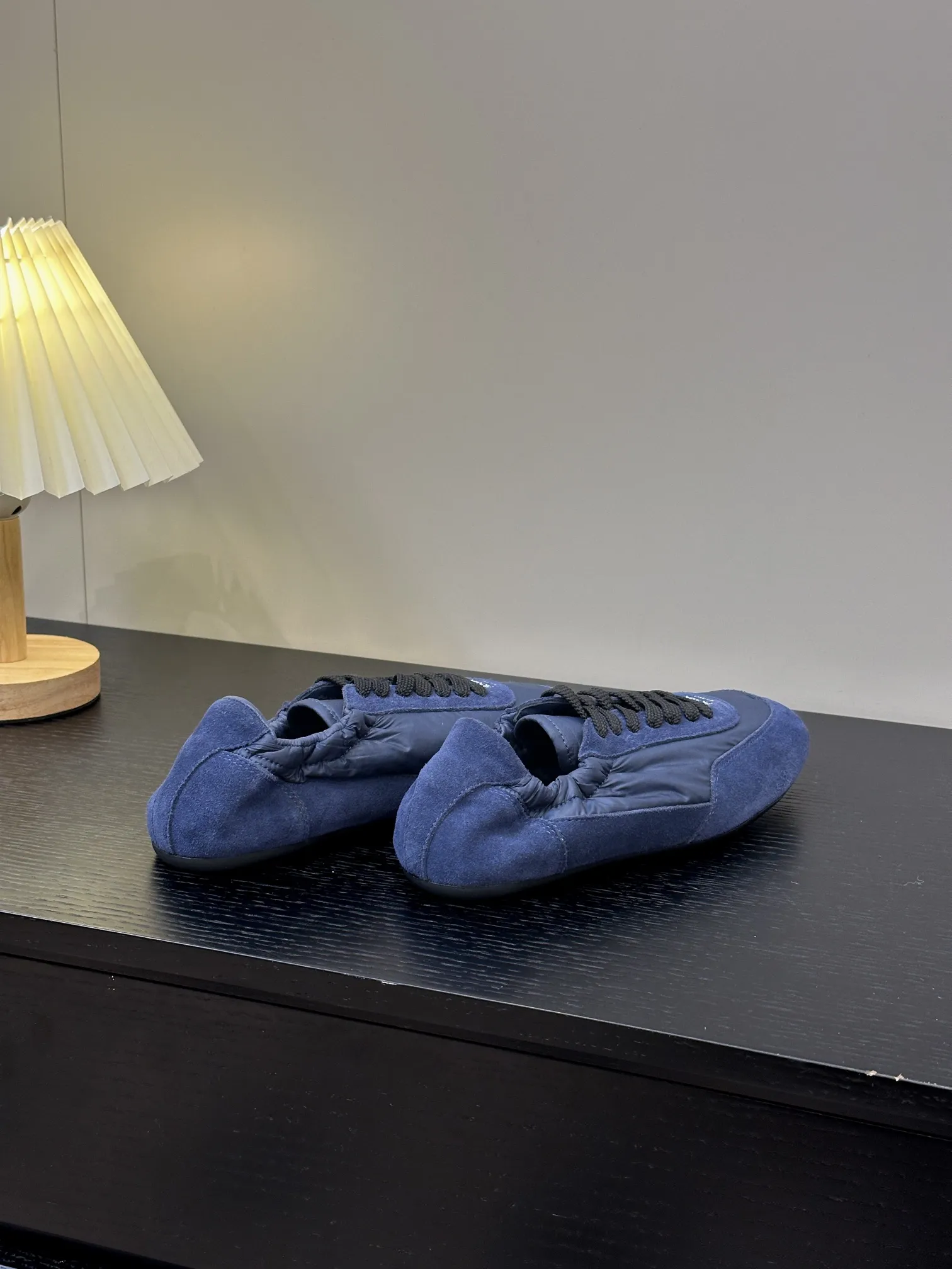 👟👟Ex-factory price 420👟👟 💠𝐏𝐑𝐀𝐃𝐀#Prada catwalk style lightweight thin-soled new moral training shoes casual shoes💠 outsole molded TPU❣️not made of rubber! The suede upper is textured, and the inner sheepskin is wrapped, which is soft and waxy. The insole is thickened with lambskin, which is extremely comfortable to step on, has a sense of support, and feels well wrapped. The shoe shape is full of wrapping, light, easy to wear, and practical. It is a casual shoe that makes you taller and longer legs! White is clean and refreshing, needed all year round, and can be easily worn with skirts and trousers. Upper: imported suede/original molded fabric. Lining: sheepskin. Outsole: TPU outsole! Different from cheap rubber soles on the market! Code number: 35-40 (40 customized)